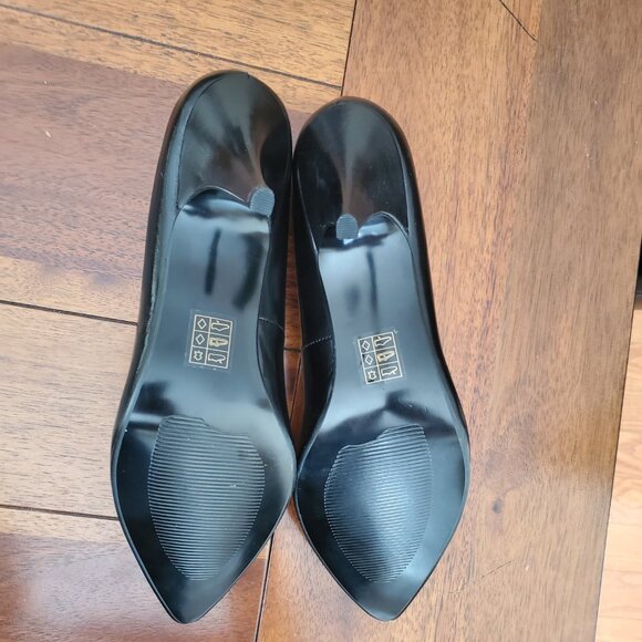 Black Pumps - Picture 3 of 5